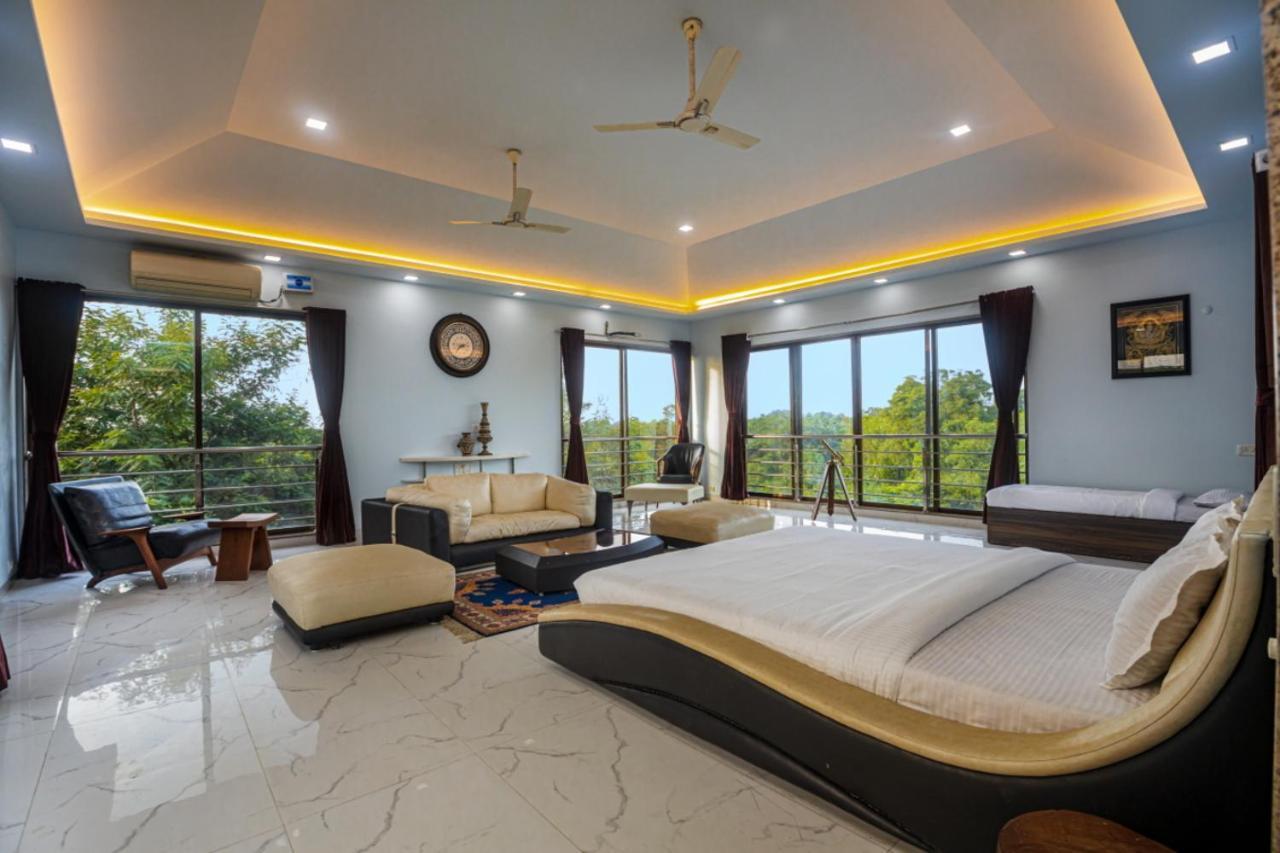 Saffronstays Aura, Alibaug - Luxury Pool Villa With A Game Room And Spacious Lawn Alībāg Dış mekan fotoğraf