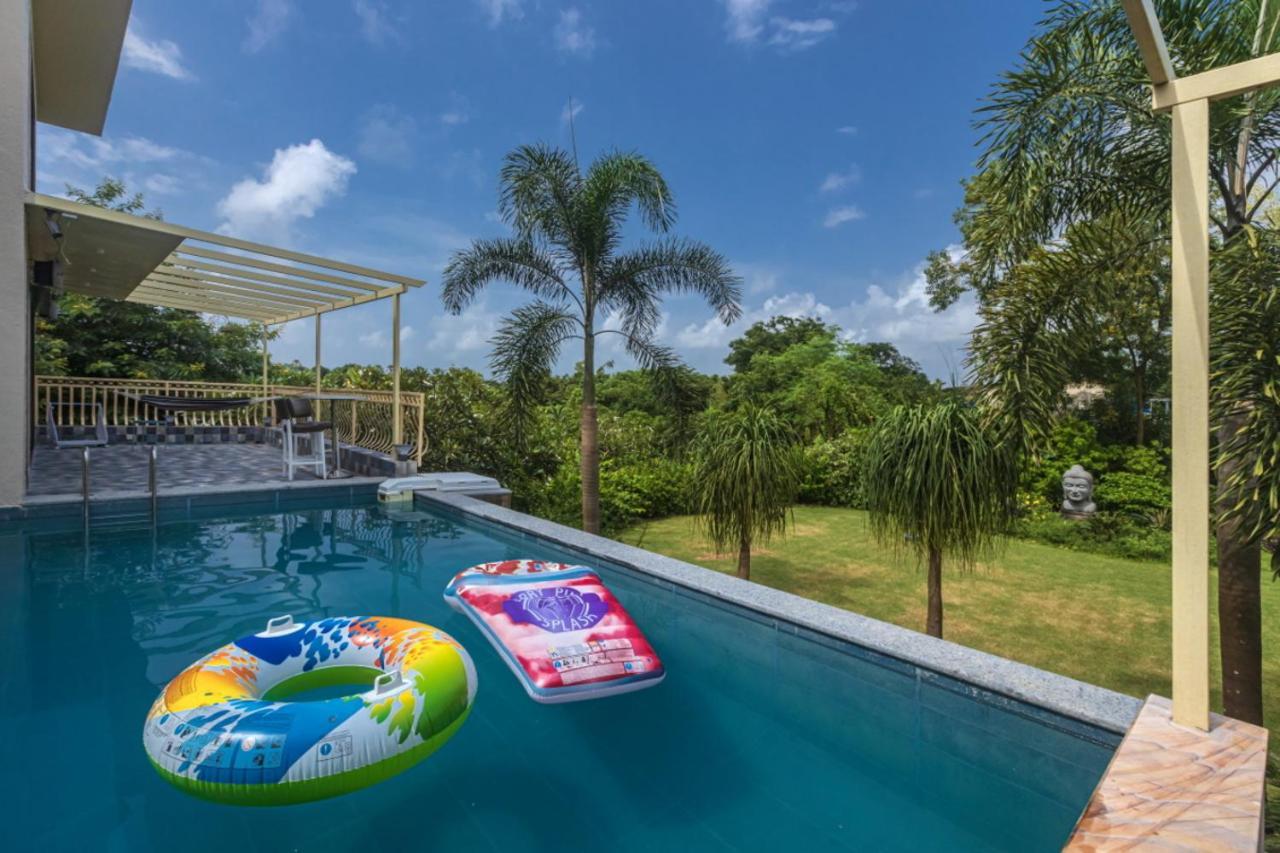 Saffronstays Aura, Alibaug - Luxury Pool Villa With A Game Room And Spacious Lawn Alībāg Dış mekan fotoğraf
